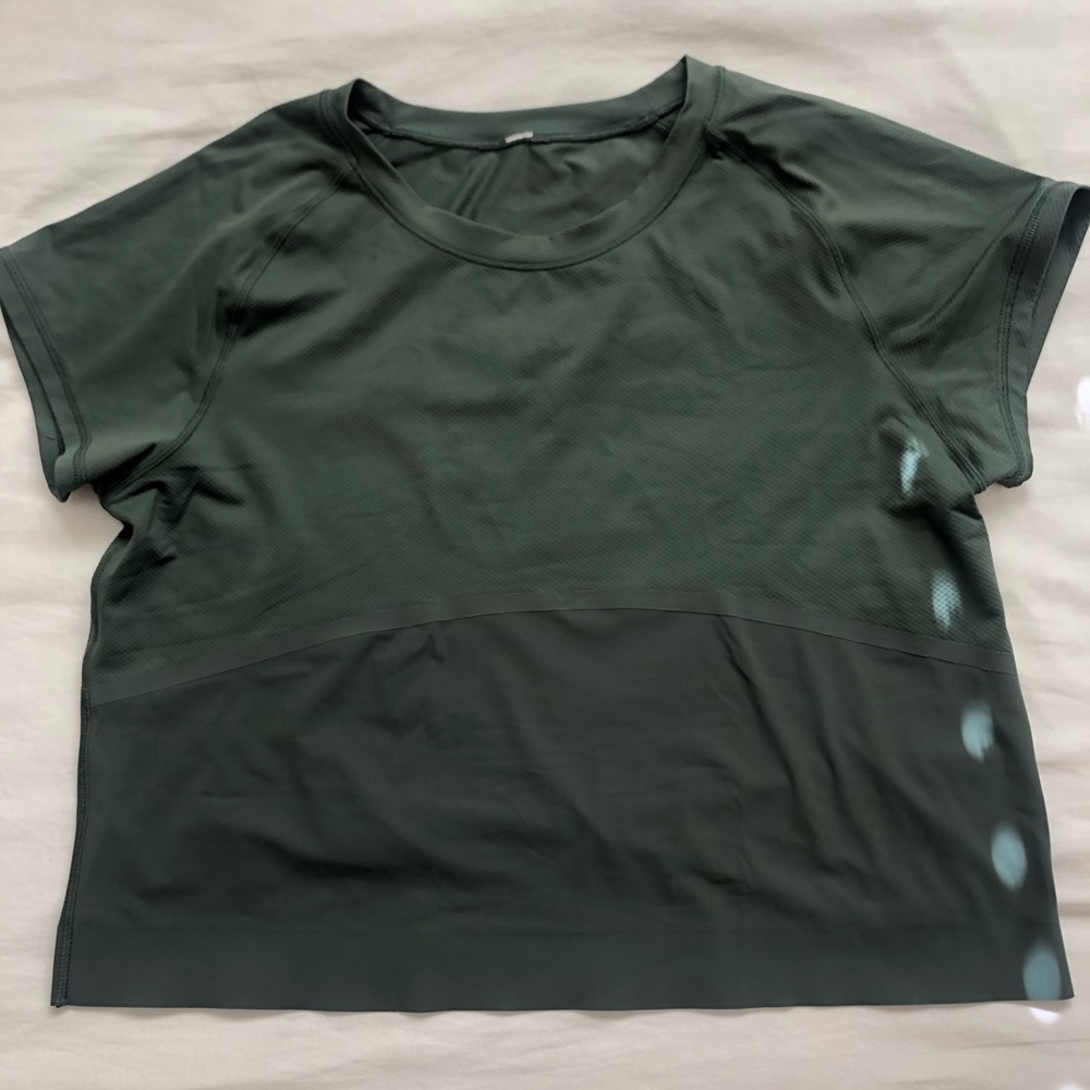 Lululemon cropped army green tee size 4